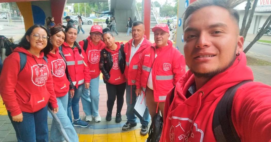 Selfie de Javier Correa Acevedo, defensor del Espacio Público, junto con sus compañeros 