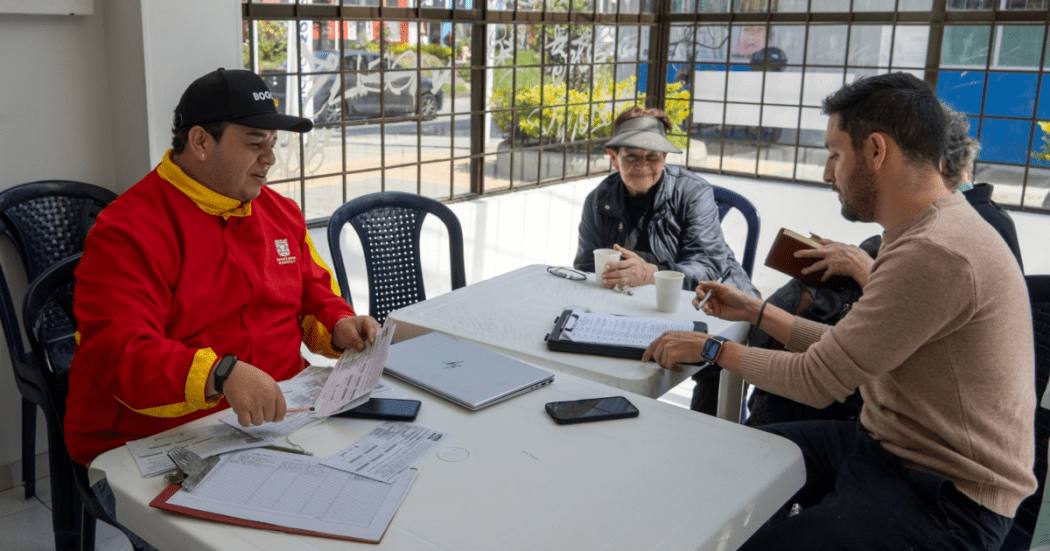Imagen de un ciudadano inscribiéndose en los Presupuestos Participativos. 