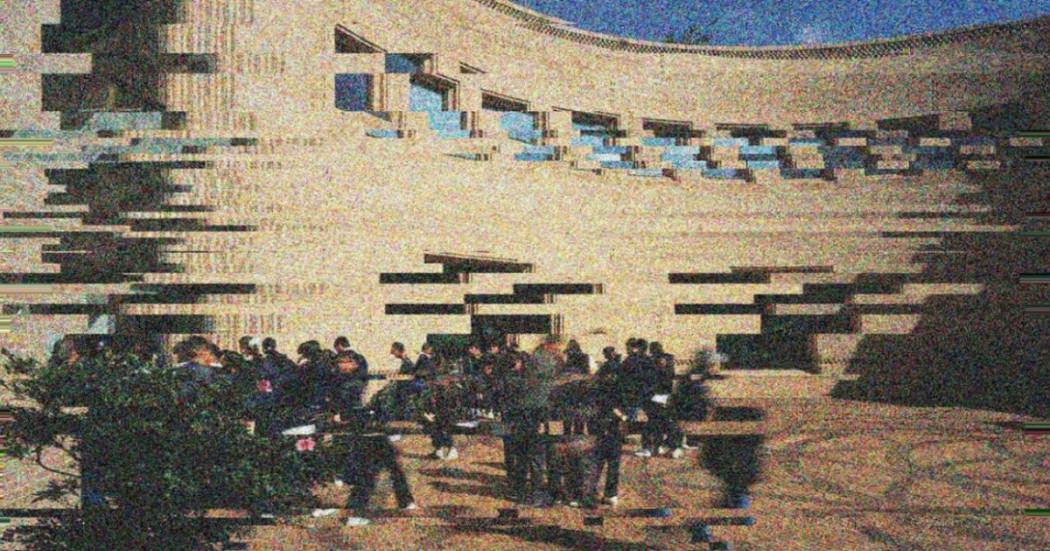 Fotografía grupo de estudiantes en archivo de memoria en movimiento.