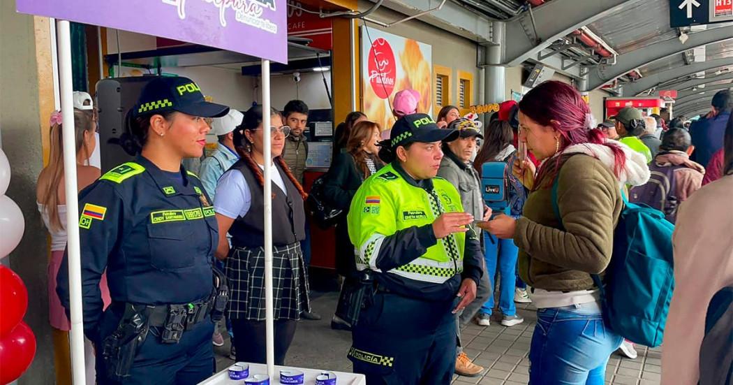 Policía previene violencia género en TransMilenio Día de Amor Bogotá