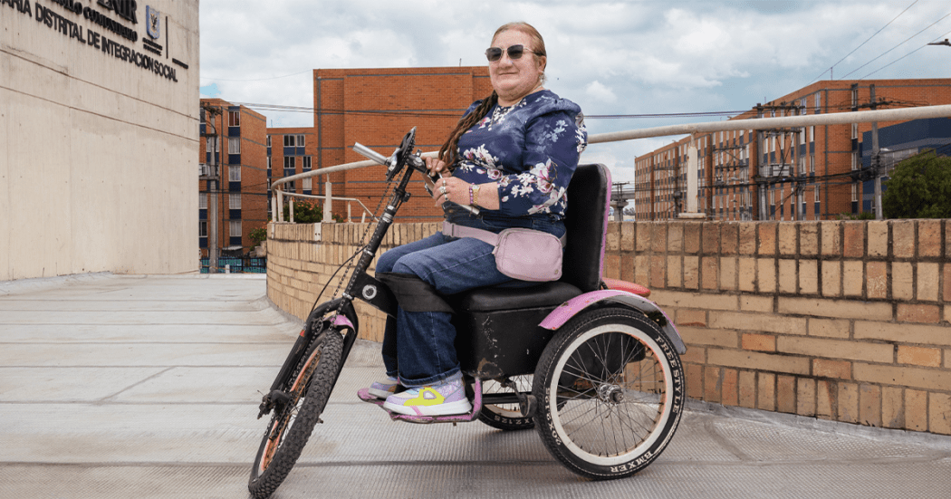 En la foto una mujer con discapacidad motriz