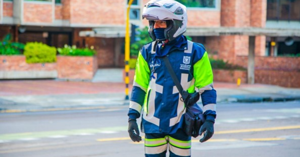 Imagen de un agente de tránsito en Bogotá.