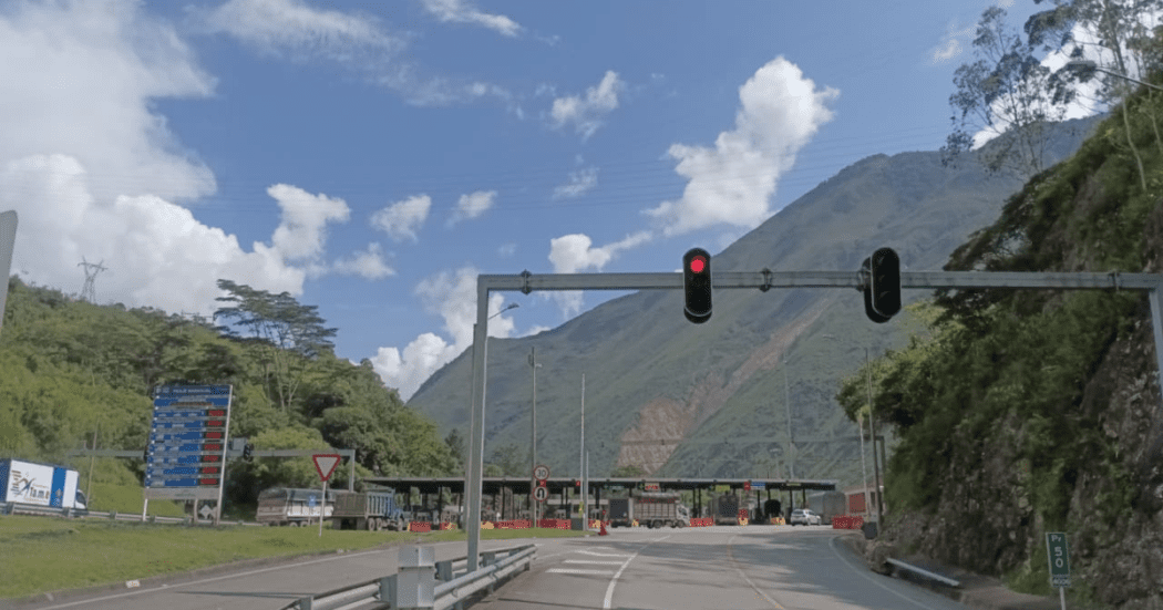 Imagen de la carretera de la Vía al Llano en la altura de uno de los peajes.