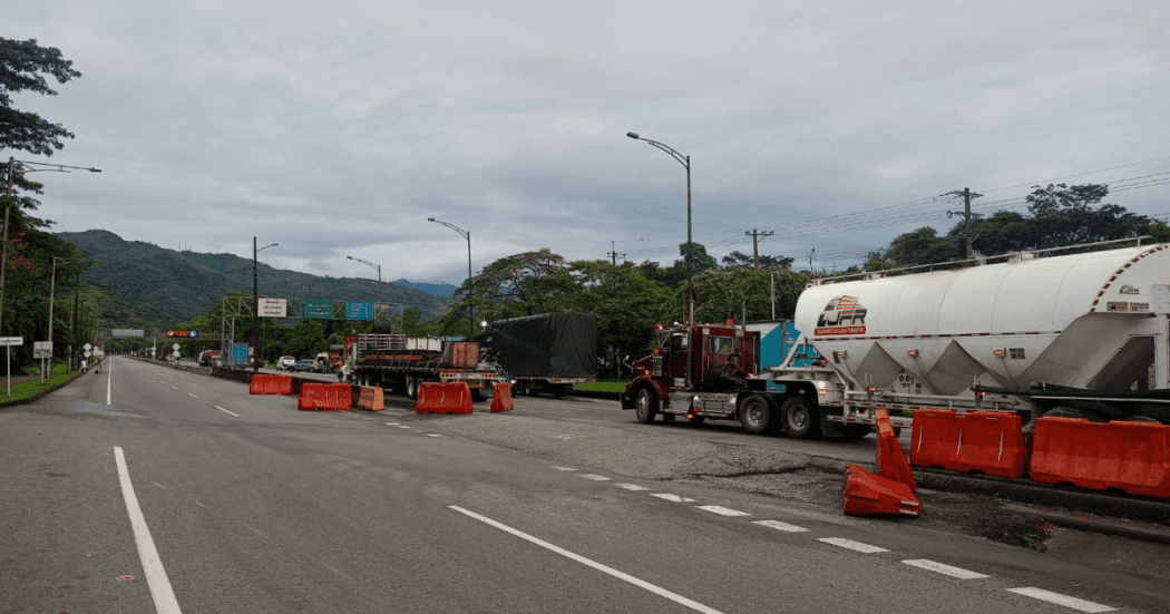 Imagen de mulas parqueadas al costado de la Vía al Llano.