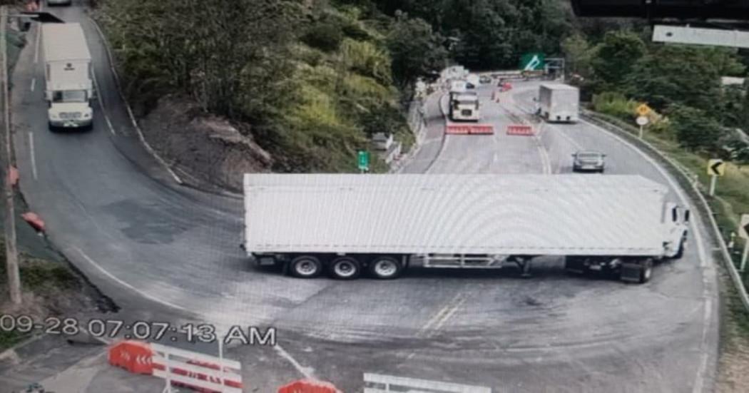 Camión por la Vía al Llano o la Vía Bogotá