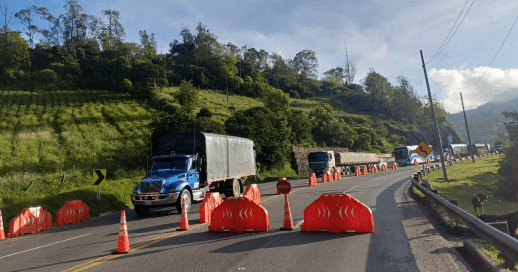 Imagen de tractomulas esperando el paso en la Vía al Llano.