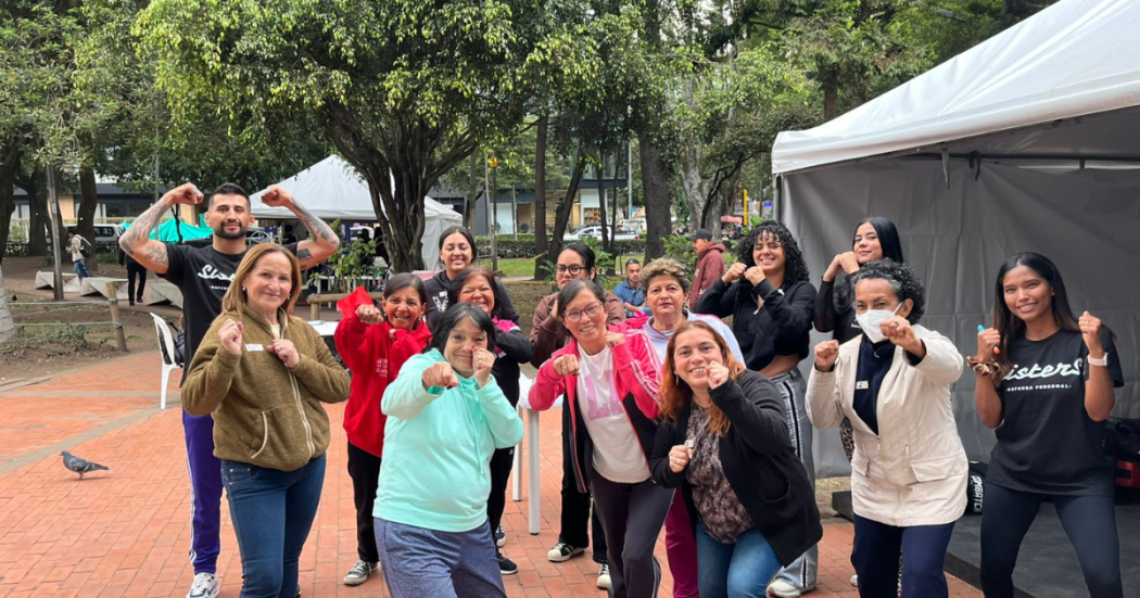 Fotografía de mujeres durante su curso de defensa personal en Chapinero