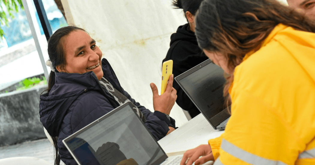 Imagen de mujer recibiendo atención por parte de una funcionaria de Integración Social.