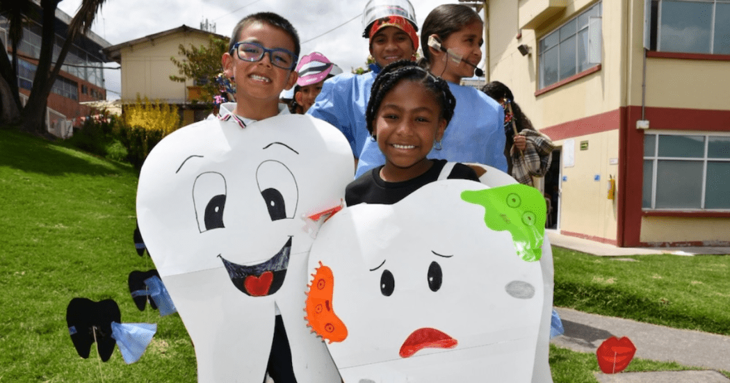 Imagen de un niño y una niña sonriendo. 