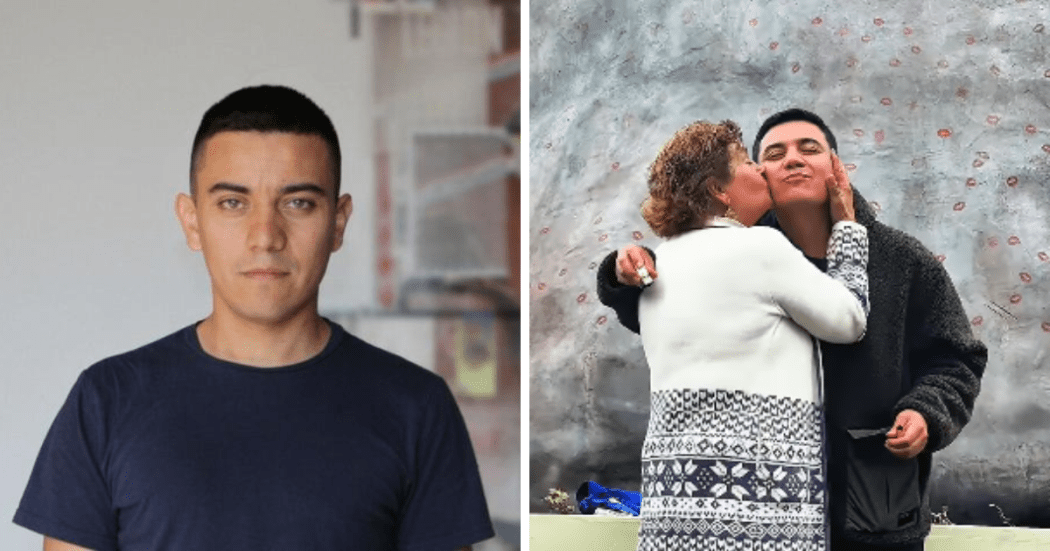 Dos fotos una con la foto del artista Iván Argoe y otra con la exposición de fondo donde una mujer mayor besa en el cachete a un joven