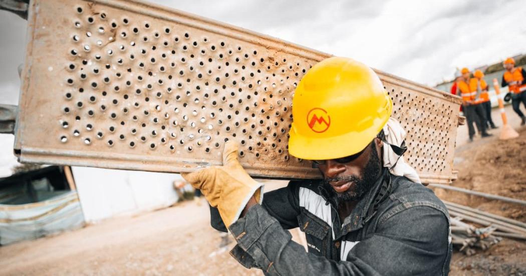 Foto de trabajador de la obra del Metro de Bogotá