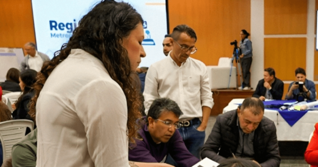 Imagen de personas participando de un diálogo en un recinto cerrado.