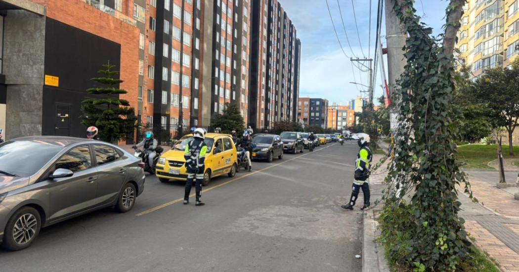 Foto de vehículos andando o transitando por la ciudad.