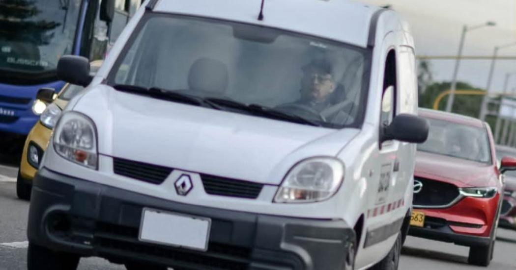 Foto de vehículo de servicio de transporte especial en una vía de Bogotá