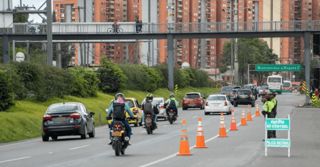 Imagen de una vía de Bogotá en la que circulan vehículos y motos. 