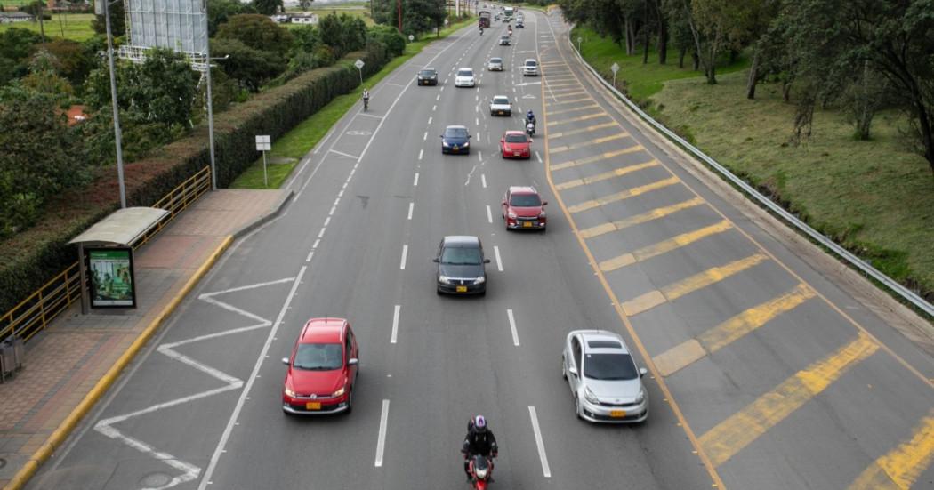 Foto de vehículos andando por la ciudad