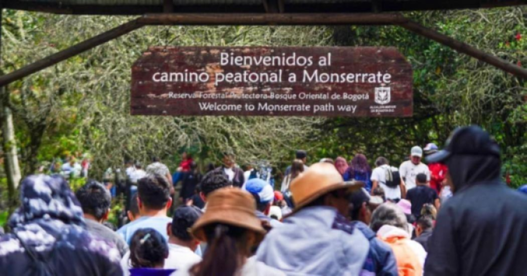 Imagen de personas subiendo a Monserrate