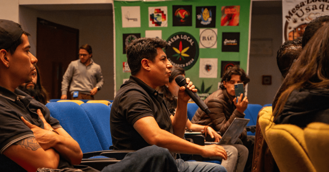 Fotografía de un ciudadano hablando en la mesa cannábica.