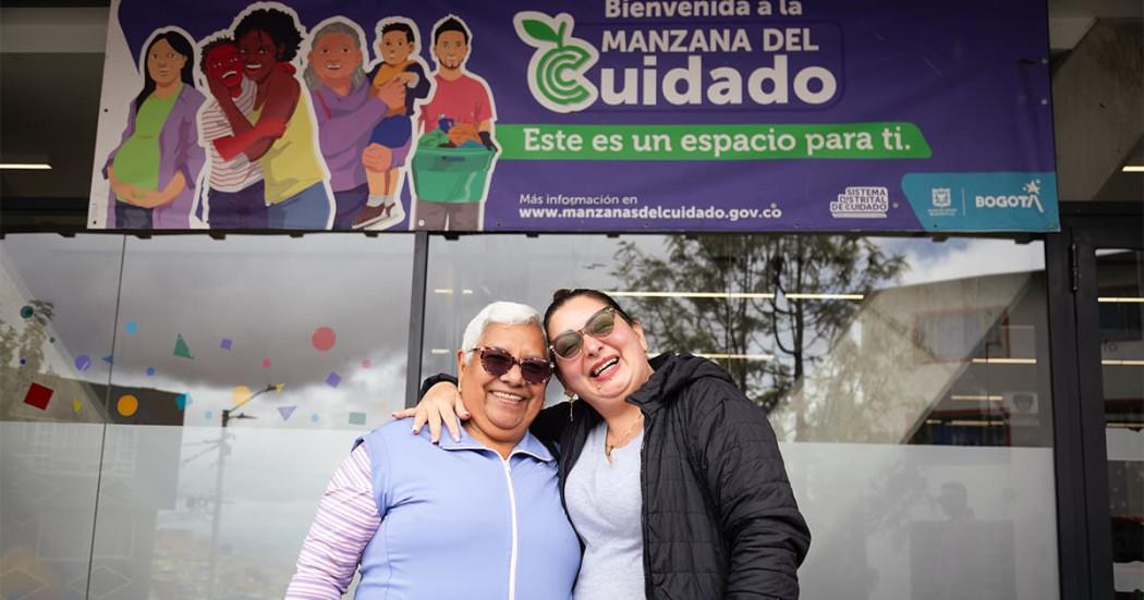 Foto de dos mujeres celebrando sus beneficios en las Manzanas del Cuidado