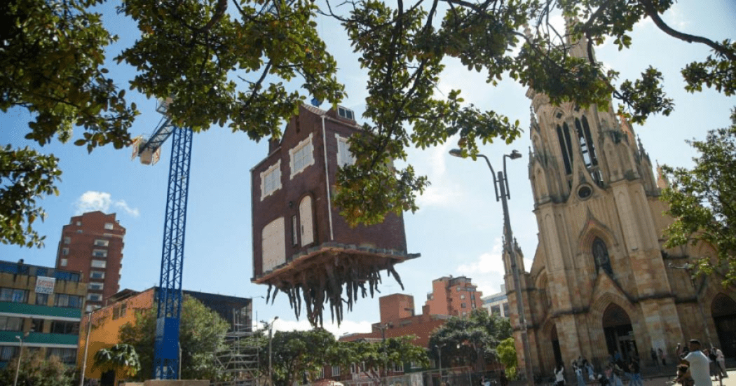 Imagen: casa en el aire con raices ubicada en el parque de Lourdes