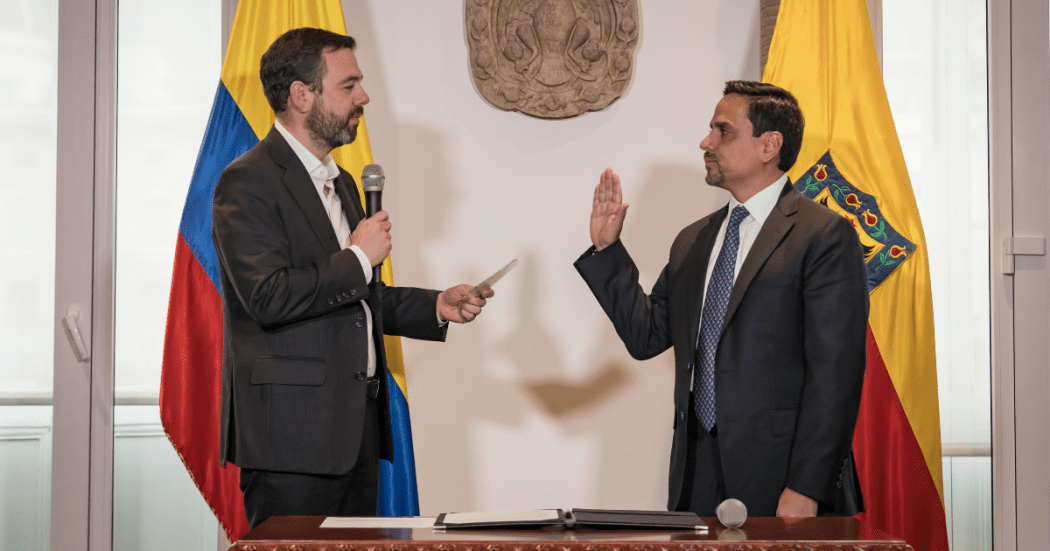 Imagen del alcalde Carlos Fernando Galán posesionando al nuevo director de la UAESP.