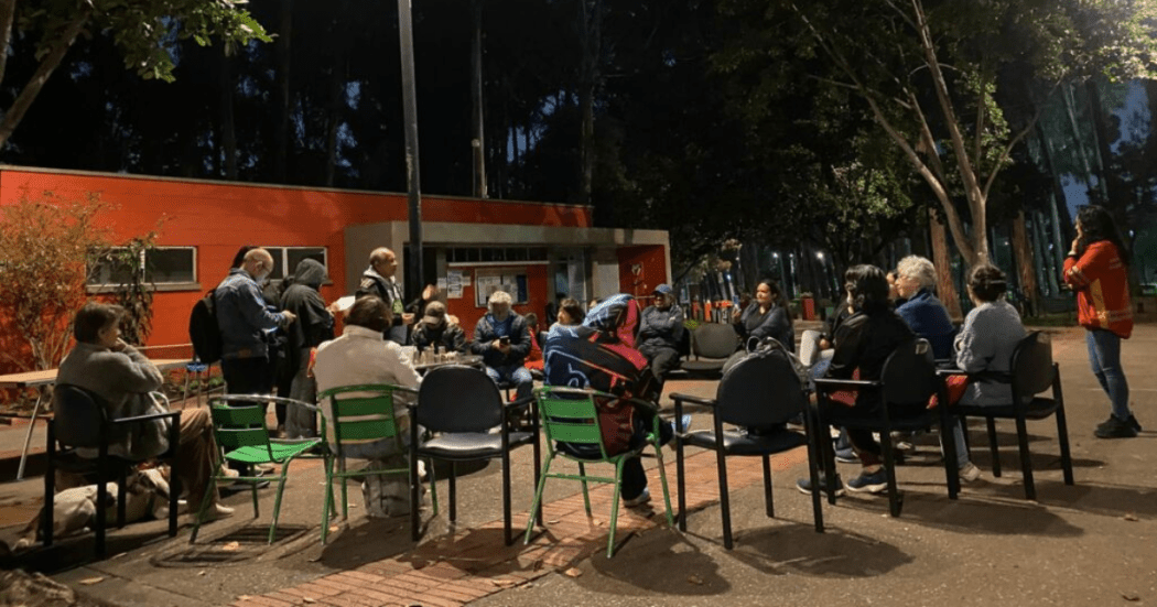 Imagen de tertulia en el bosque urbano de San Carlos al sur de Bogotá