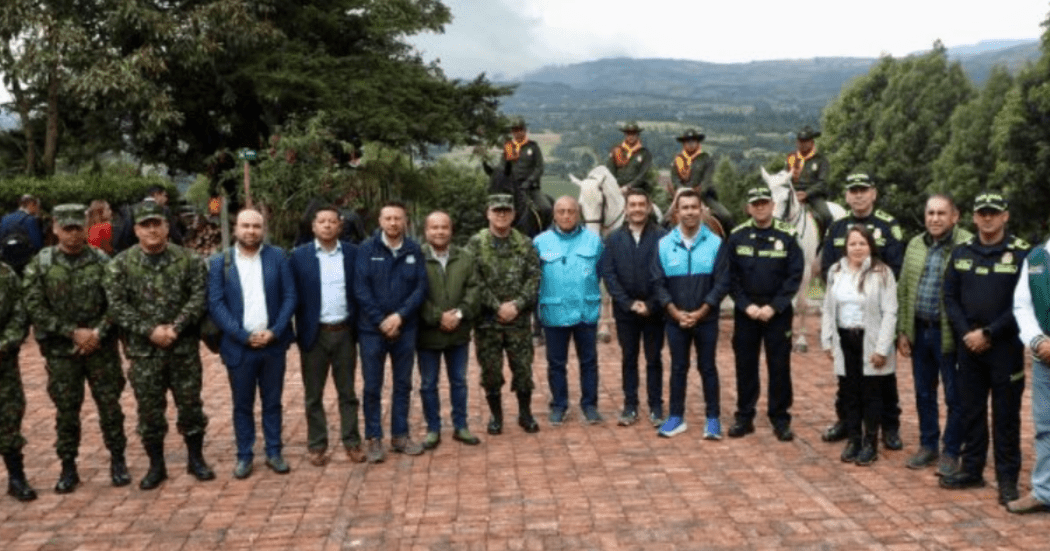 Imagen de autoridades de Cundinamarca con policías de la Región Metropolitana.