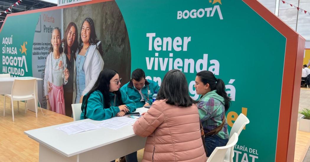 Foto trabajadores secretaría del Hábitat con la ciudadanía 