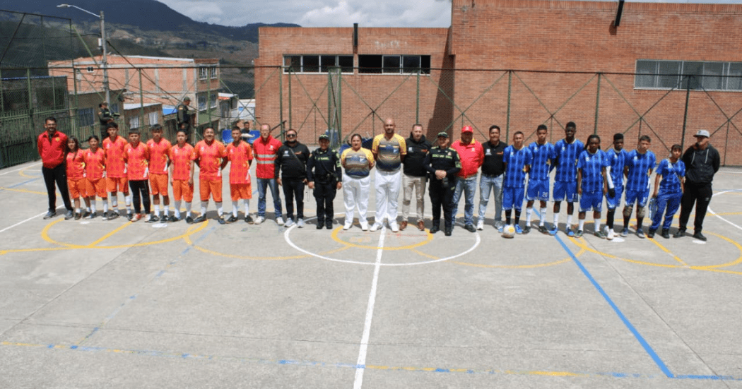 Fotografía de dos equipos de microfutbol en la localidad de Usme 