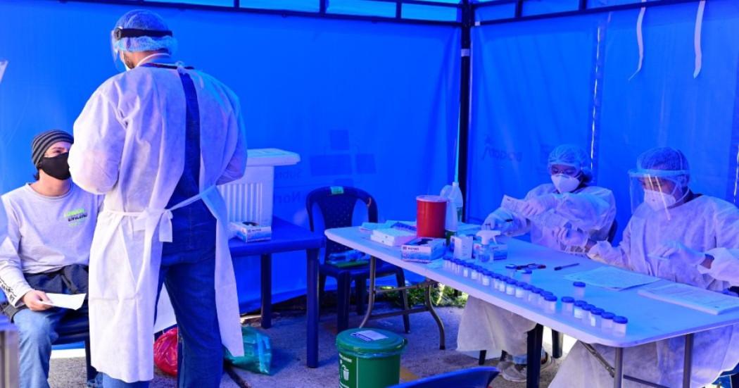 Foto con enfermeros de la Secretaría de Salud colocando vacunas