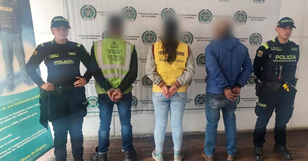 En las fotos tres personas capturadas que haciéndose pasar por contratistas intentaron hurtar barreras de seguridad vial