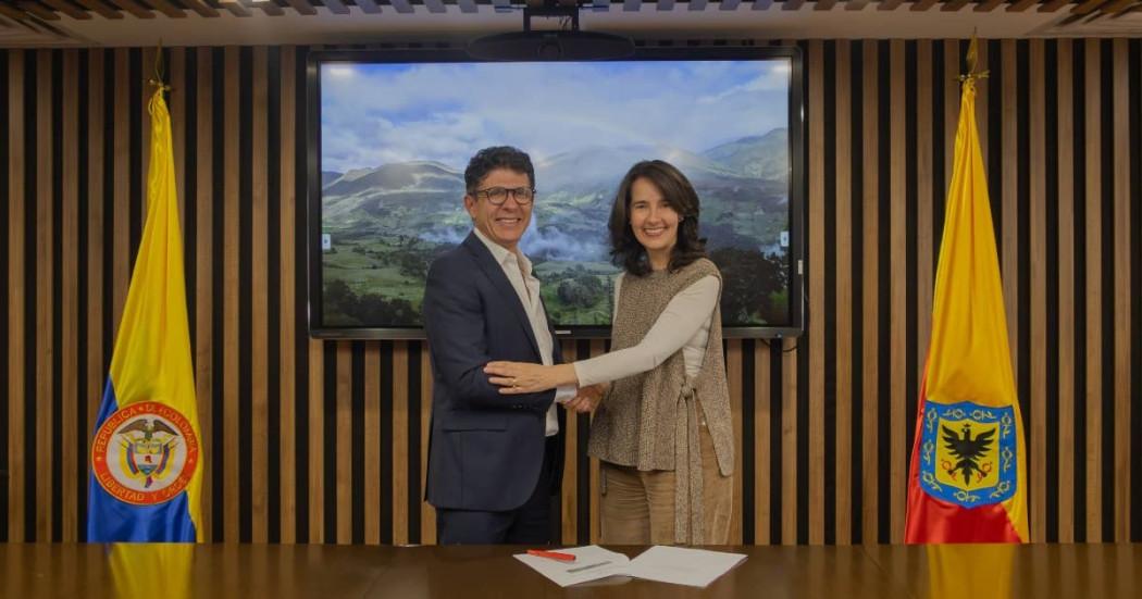 Foto de Carlos Costa, director ejecutivo de Conservation International Colombia, y Adriana Soto, secretaria de Ambiente de Bogotá.