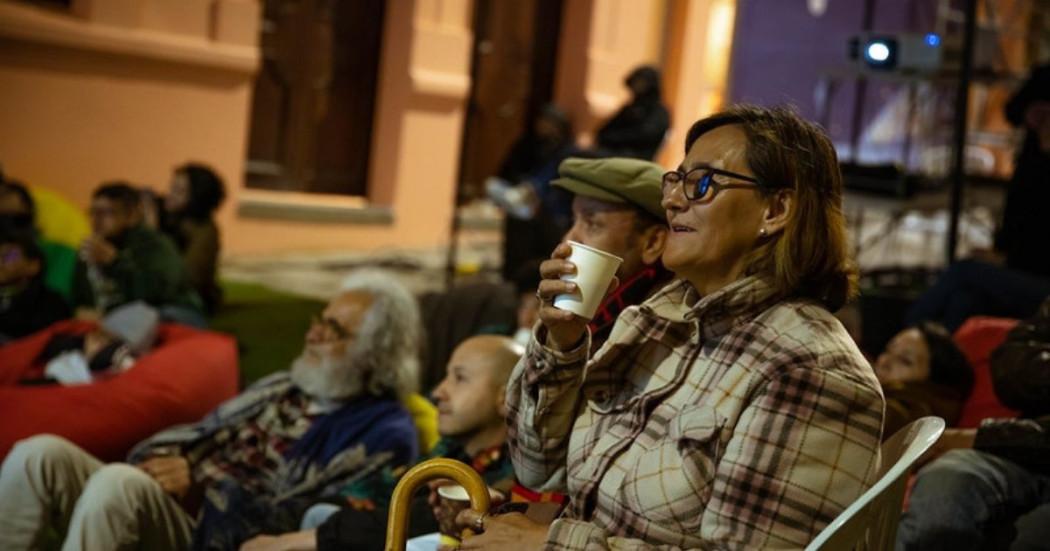 Imagen de personas disfrutando Proyecciones Cine en la calle.