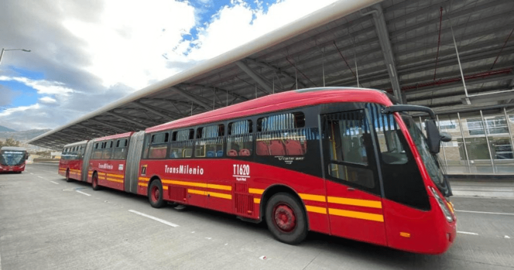Imagen de un bus de Transmilenio en una estación.