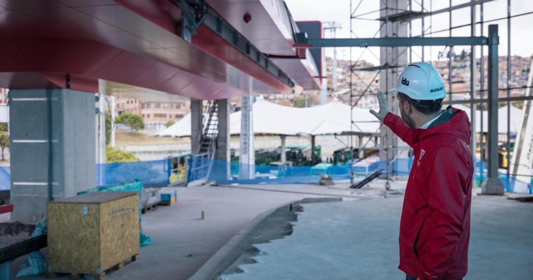 Foto del alcalde Carlos Fernando Galán en la obra del TransMiCable de San Cristóbal