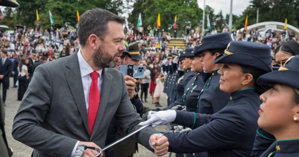Alcalde Carlos Fernando Galán junto a una de las mujeres de la Policía de Bogotá que ascendieron de grado.