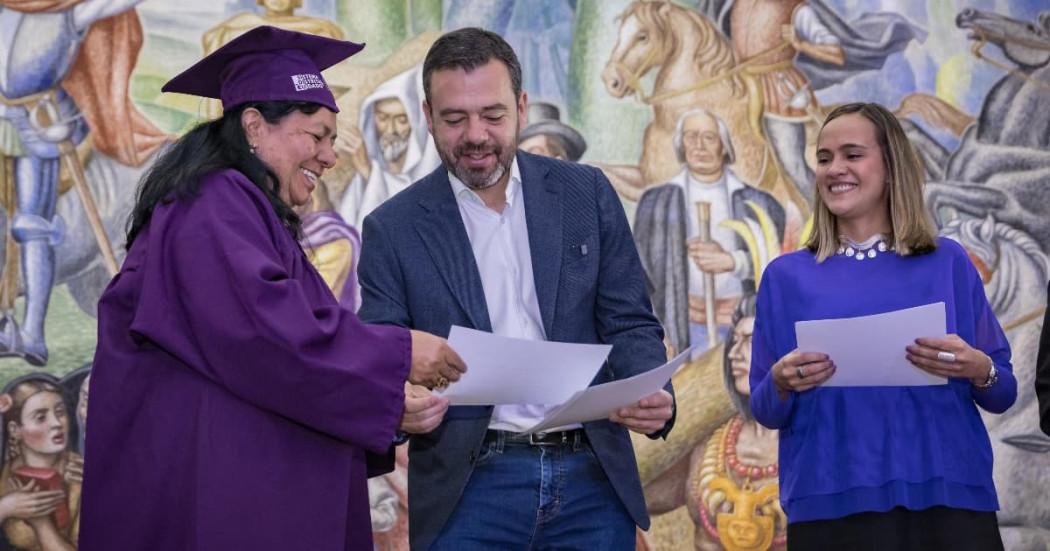 El alcalde Carlos Fernando Galán y la secretaria de la Mujer, Laura Tami, entregando diploma de graduación a una de las mujeres beneficiadas.