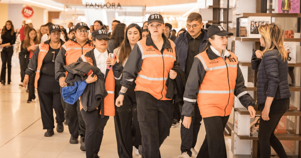 Imagen de varias personas en la Plaza Claro participando en el Simulacro Distrital