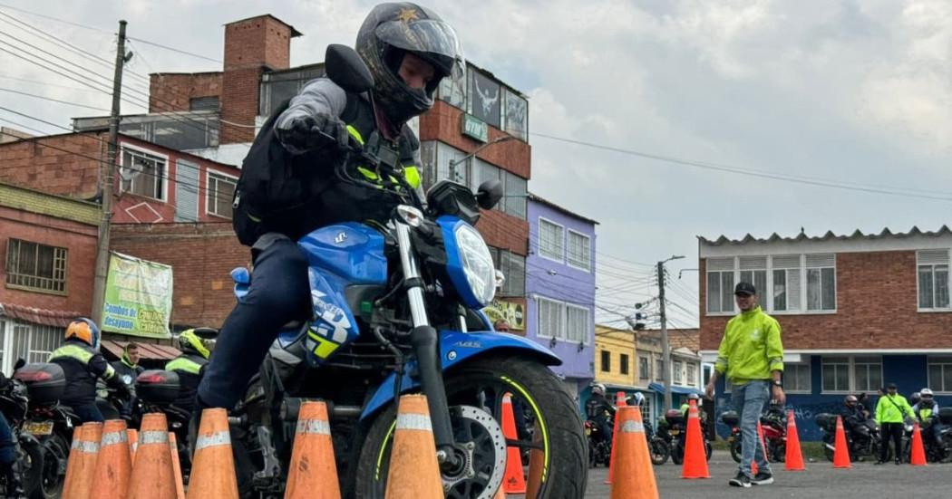 Foto de un hombre en una motociclista en Bogotá