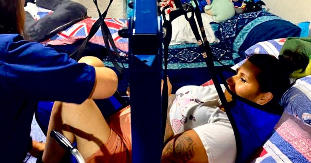 Imagen de una persona recibiendo ayuda de una máquina para discapacitados