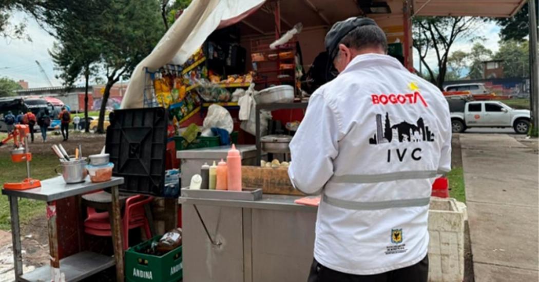 En la foto un gestor de convivencia haciendo una inspección de vigilancia y control 