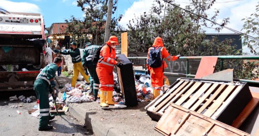 En la foto dos hombre recogiendo material mixto 