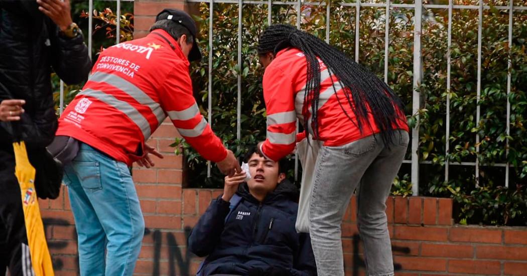 En la foto dos gestores ayudando a una persona afectada por una protesta 