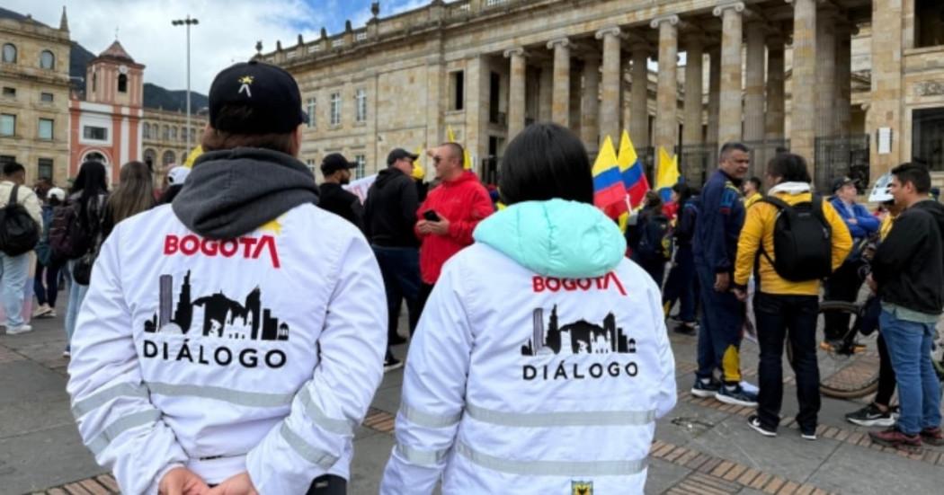 Foto de gestores de diálogo realizando acompañamiento a manifestaciones en la Plaza de Bolívar.