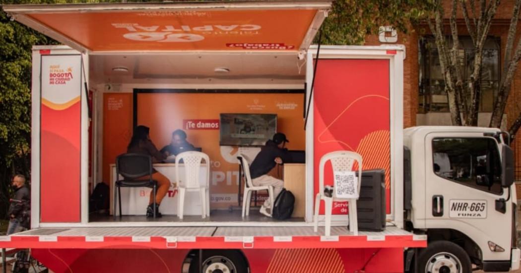 Foto de bogotanos y bogotanas accediendo a servicios de la Unidad Móvil de la Agencia Distrital de Empleo.