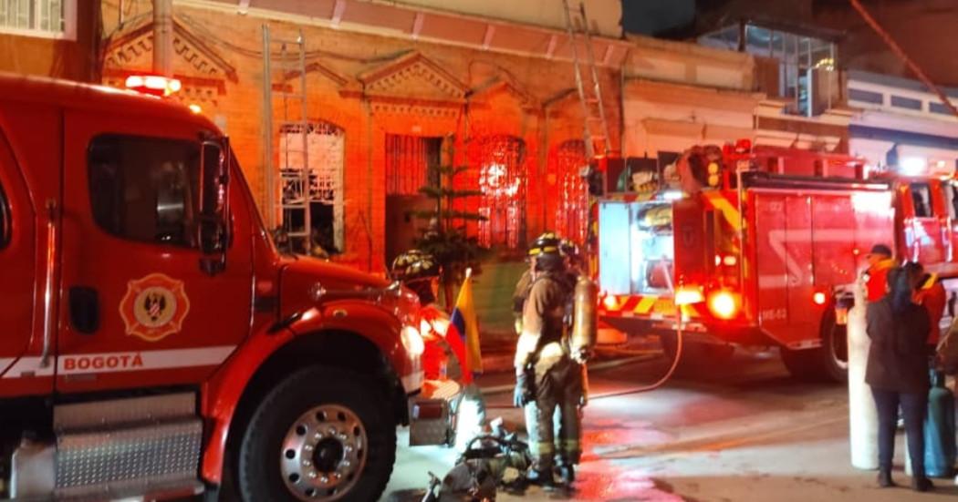 Imagen del Cuerpo Oficial de Bomberos realizando la atención de la emergencia por incendio.