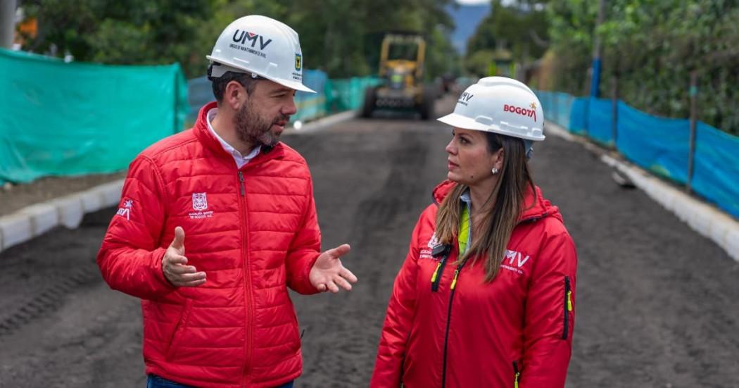 El alcalde Mayor de Bogotá, Carlos Fernando Galán y la directora de la Unidad de Mantenimiento Vial (UMV), Mónica Rueda durante el recorrido por las obras en la calle 222.