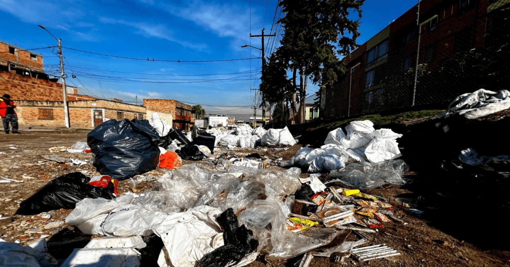 Foto de una calle llena de escombros y basuras