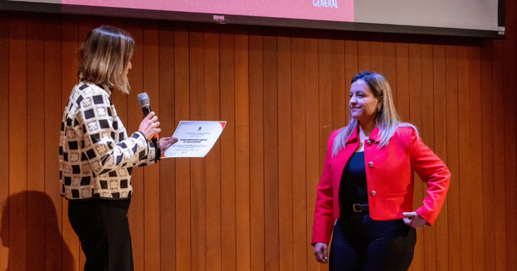 Imagen de registro del evento del evento donde aparecen dos funcionarias