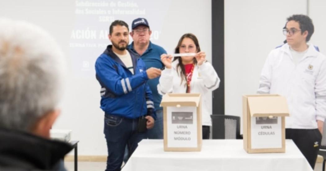 Foto del sorteo de asignación de espacios comerciales realizado por el IPES con acompañamiento de la Personería de Bogotá.